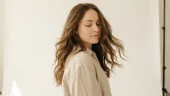 Wie man das Haarwachstum ohne Wunder beschleunigt: 12 Tipps, die Sinn machen